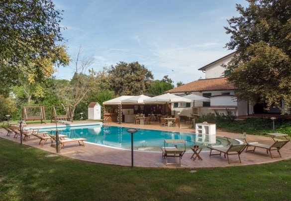 The sundeck by the pool - La Scuderia