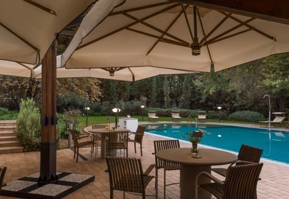Bar corner in the swimming pool - La Scuderia