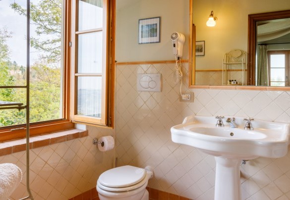 Bagno en-suite con vasca e doccia al primo piano – La Tana del Ghiro 
