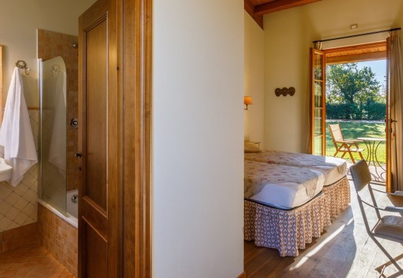 Twin bedroom with joinable beds in the annex on the ground floor – La Tana del Ghiro