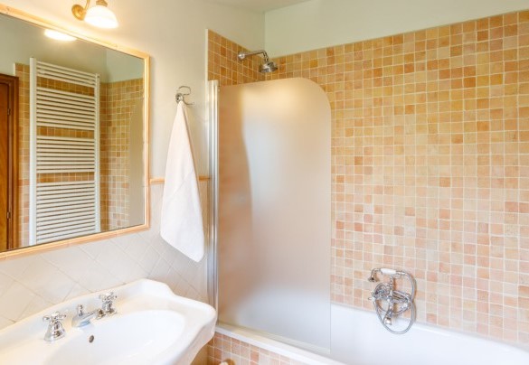 En-suite bathroom with tub and shower on the ground floor – La Tana del Ghiro