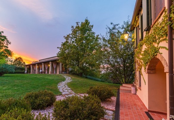You will be welcomed by a well-kept garden full of flower beds, flowering plants and bushes of Mediterranean herbs – La Tana del Ghiro