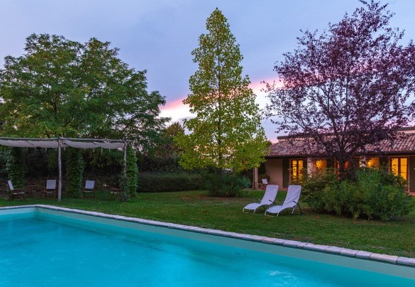 The gazebo in front of the swimming pool – La Tana del Ghiro