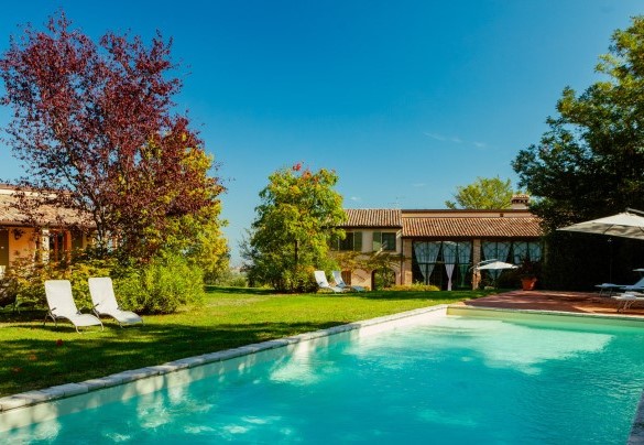 The rectangular pool has a large Roman steps for access to the water, and measures 15 x 5 m with a maximum depth of 1,30 m (umbrella no longer present) – La Tana del Ghiro