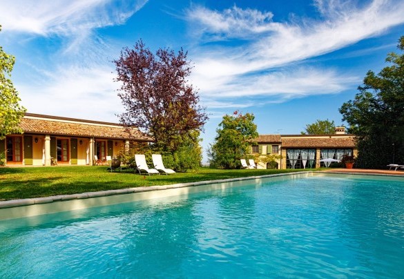 The swimming pool occupies a central place in the beautiful garden in front of the villa – La Tana del Ghiro