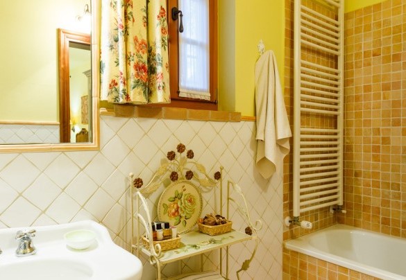 En suite bathroom with tub and shower - La Tana del Ghiro