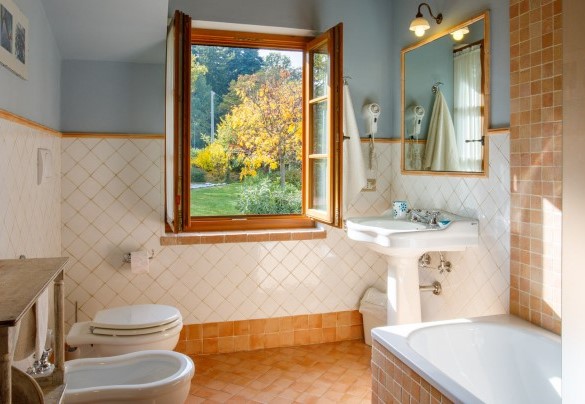 En-suite bathroom with tub and shower on the first floor – La Tana del Ghiro