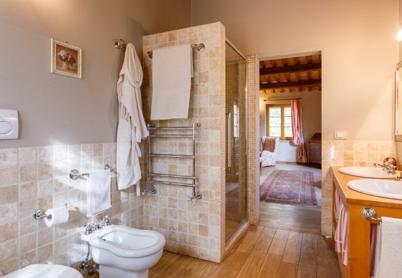En-suite bathroom with tub and shower on the first floor – La Tana del Ghiro