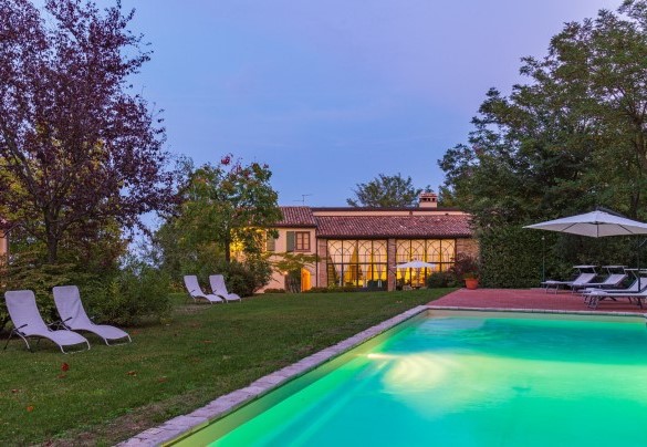 The swimming pool occupies a central place in the beautiful garden in front of the villa – La Tana del Ghiro