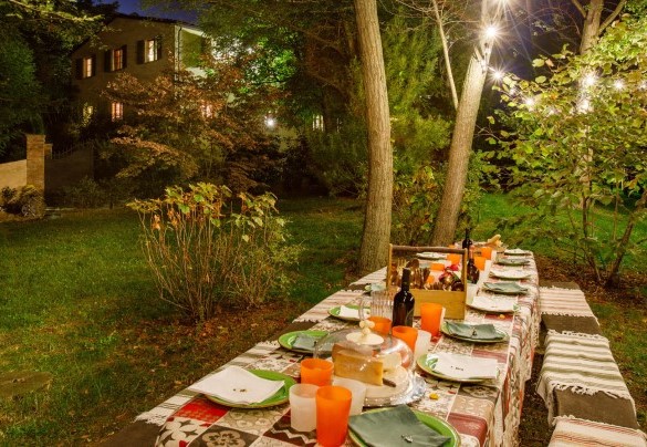 Outdoor dining area near the barbecue – La Tana del Ghiro