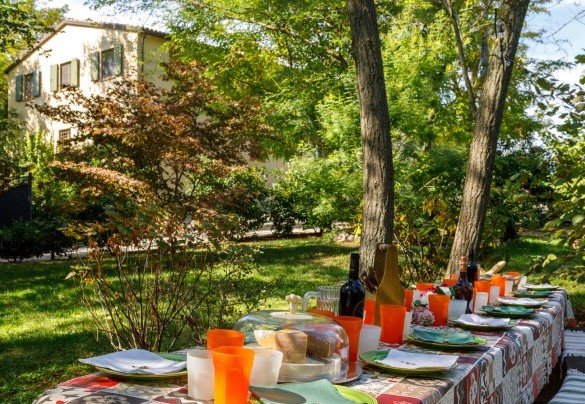 Outdoor dining area near the barbecue – La Tana del Ghiro