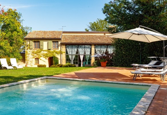 The rectangular pool has a large Roman steps for access to the water, and measures 15 x 5 m with a maximum depth of 1,30 m (umbrella no longer present) – La Tana del Ghiro
