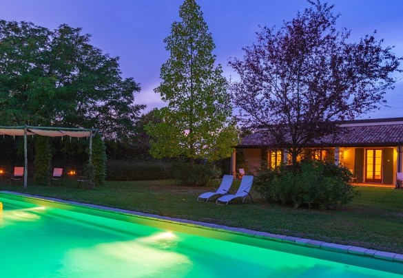 The gazebo in front of the swimming pool – La Tana del Ghiro