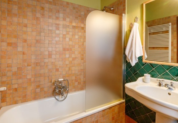 En-suite bathroom with tub and shower on the annex on the ground floor – La Tana del Ghiro