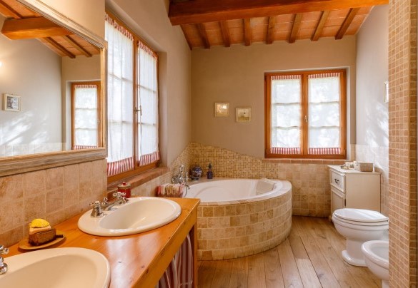 En-suite bathroom with tub and shower on the first floor – La Tana del Ghiro