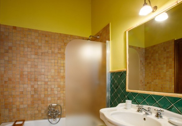 En-suite bathroom with tub and shower in the annex – La Tana del Ghiro 