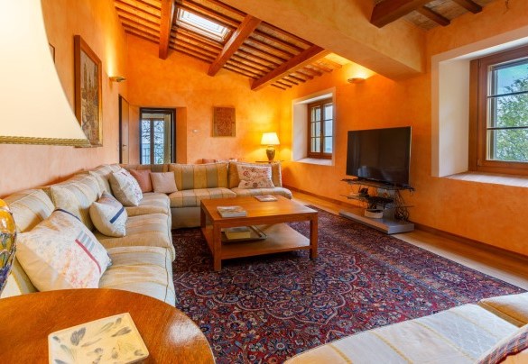 The large sitting room on the first floor – La Tana del Ghiro