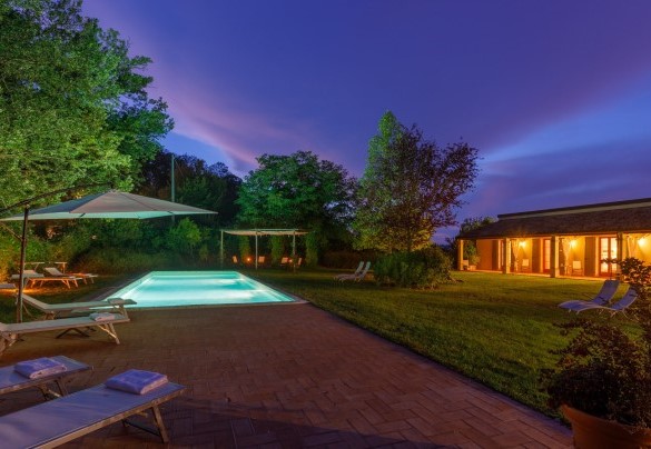 The terracotta-paved sunbathing area, equipped with sunbeds, deck chairs and a gazebo – La Tana del Ghiro