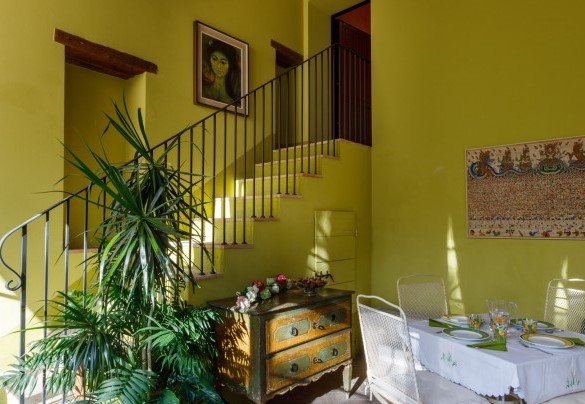 The internal staircase leading to the first floor – La Tana del Ghiro