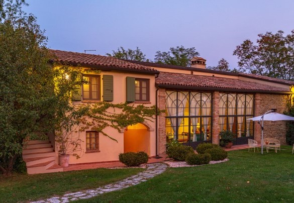 General view of the main building (umbrella no longer present) – La Tana del Ghiro