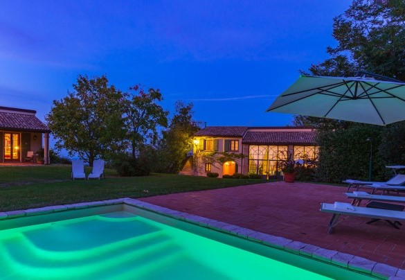 The swimming pool occupies a central place in the beautiful garden in front of the villa, and is just a few metres from both buildings – La Tana del Ghiro