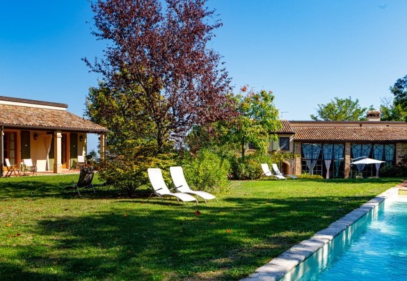 The property consists of two buildings, a few metres one from the other (umbrella no longer present) – La Tana del Ghiro