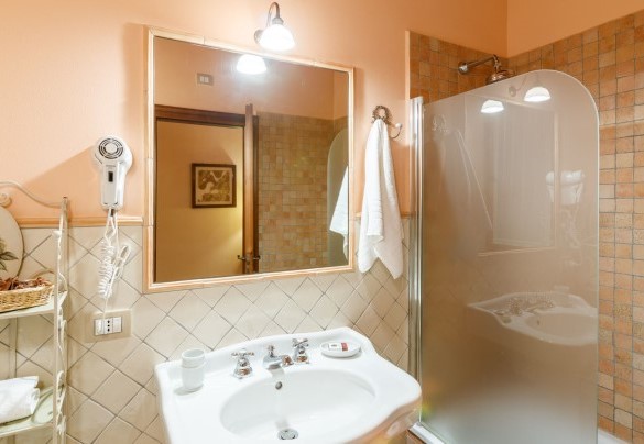 En suite bathroom with tub with shower on the annex on the ground floor - La Tana del Ghiro