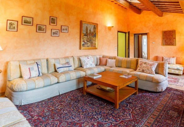 The large sitting room on the first floor – La Tana del Ghiro