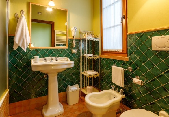 En-suite bathroom with tub and shower on the annex on the ground floor – La Tana del Ghiro