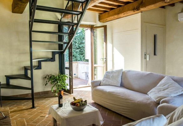 The seating area with fireplace at the first floor - La Torre dei Fagiani 8+2