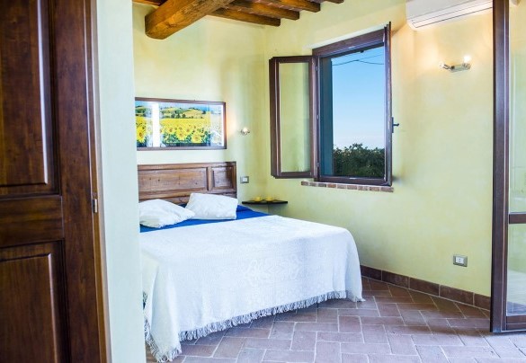 Double bedroom n.1 on the ground floor with bathroom en-suite - La Torre dei Fagiani 8+2