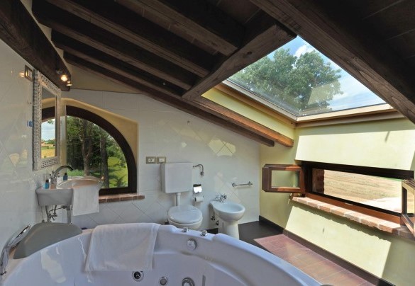 Bathroom with hydromassage tub n.4 en-suite to the bedroom n.4 - La Torre dei Fagiani 8+2