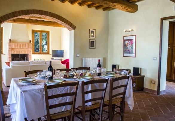 The cozy living room with direct access to the kitchen - La Torre dei Fagiani 8+2