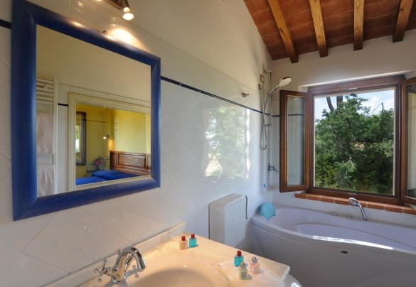 Bathroom with tub n.2 en-suite to the bedroom n.2 - La Torre dei Fagiani 8+2