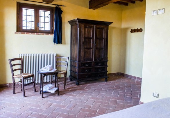 Double bedroom n.1 on the ground floor with bathroom en-suite - La Torre dei Fagiani 8+2