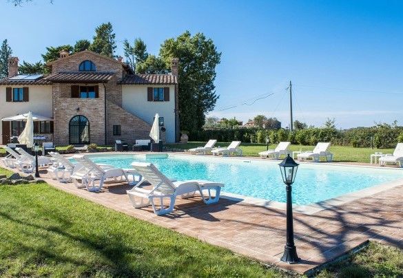 The pool surrounded by greenery of the park and in the background the house - La Torre dei Fagiani 8+2