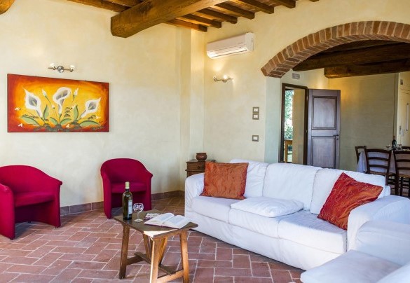 The bright open space with seating and elegant dining area - La Torre dei Fagiani 8+2