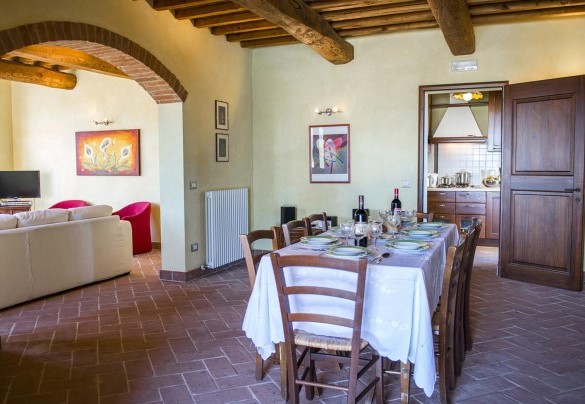The cozy dining room with the prepared table - La Torre dei Fagiani 8+2