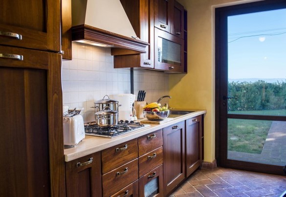 The built-in kitchen with direct access to the garden - La Torre dei Fagiani 8+2