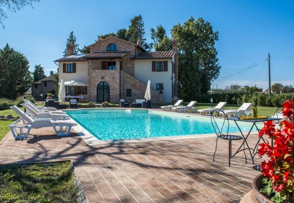 The nice pool the equipped solarium and the house in the background - La Torre Dei Fagiani 8+2