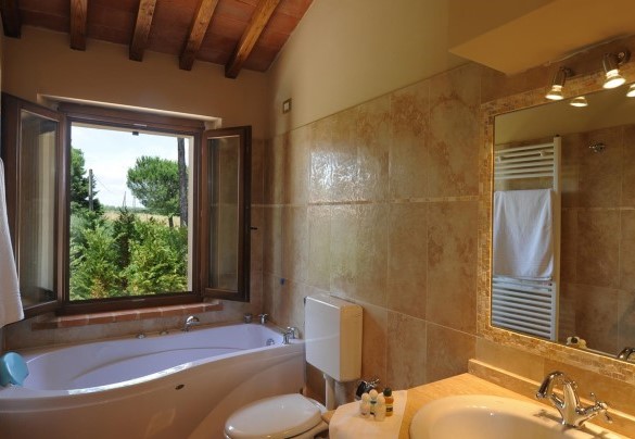 Bathroom with hydromassage tub n.3 en-suite to the bedroom n.3 - La Torre dei Fagiani 8+2