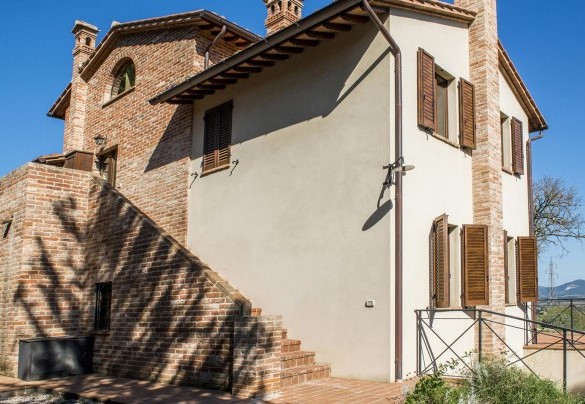 The beautiful house with 1.000 sq m garden, is facing the valley below - La Torre dei Fagiani 8+2