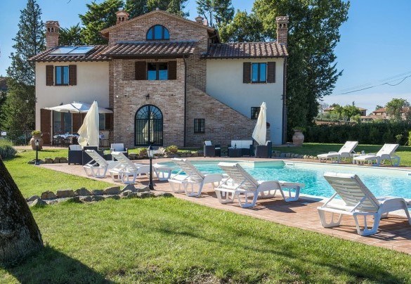 The nice pool the equipped solarium and the house in the background - La Torre Dei Fagiani 8+2
