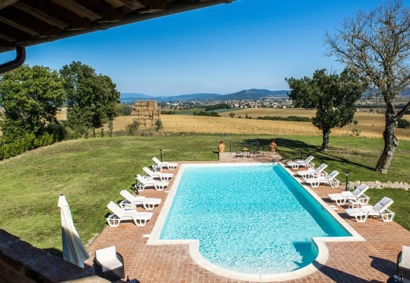 The beautiful pool surrounded by the epuipped solarium - La Torre dei Fagiani 8+2