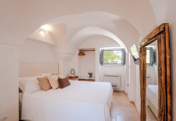 The window of the master bedroom overlooking the courtyard - La Torre di Monsignore