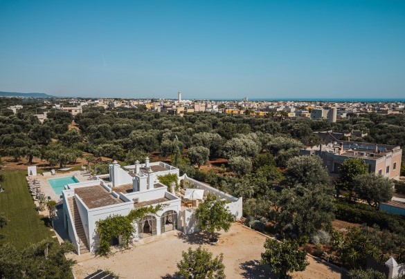 The masseria, immersed in the Plain of Ancient Olive Trees - La Torre di Monsignore