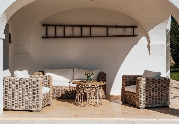 The wicker lounge under the porch - La Torre di Monsignore