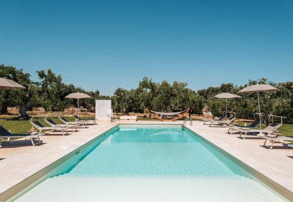 The sun loungers and furniture of the pool solarium - La Torre di Monsignore