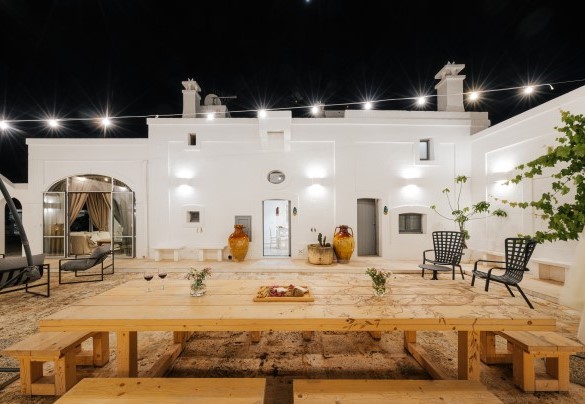 The patio lit after sunset - La Torre di Monsignore