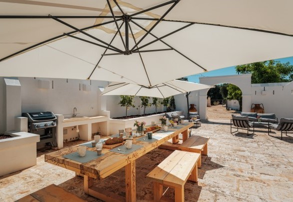 Social moments outdoors between breakfast and lounge